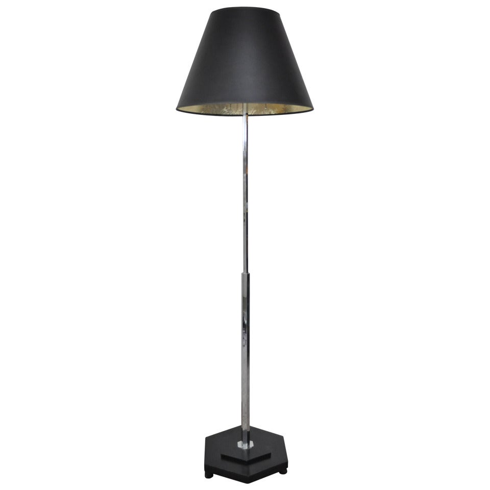 Lampada da terra a palo vintage in cromo e legno ebanizzato della modernità di metà secolo in vendita