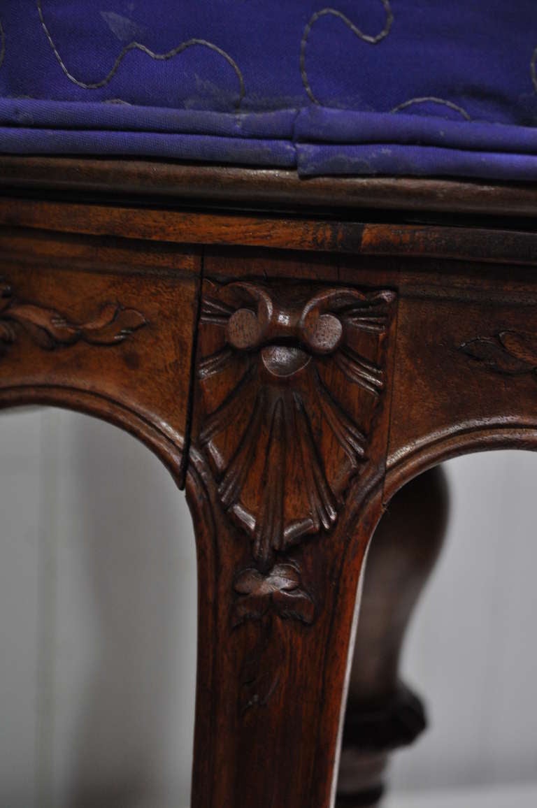 Antique French Louis XV Style Carved Walnut Adjustable Vanity Stool - Piano Seat In Good Condition In Philadelphia, PA