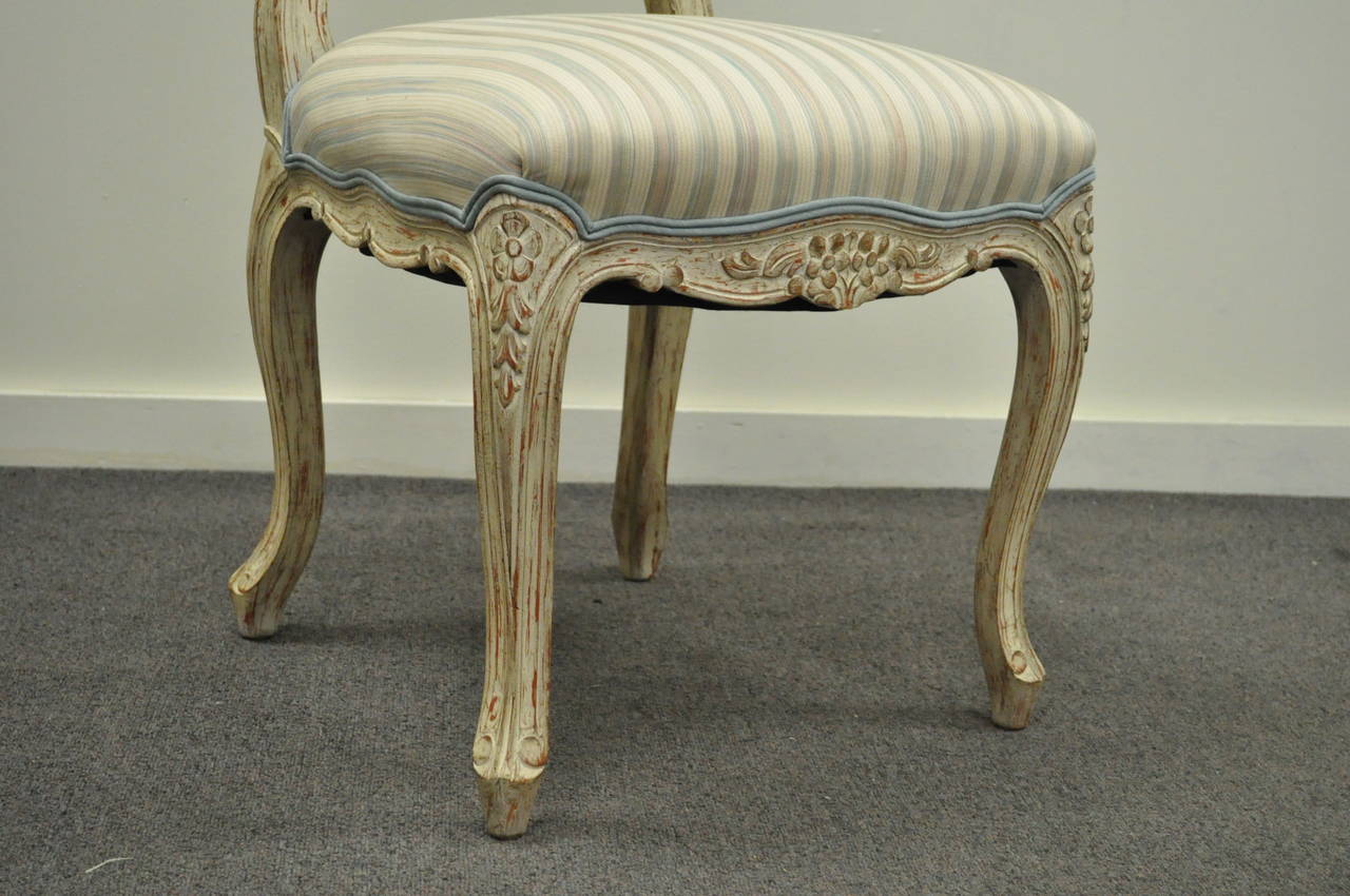 4 Carved Swedish Rococo or French Louis XV Style Painted Dining Chairs In Excellent Condition For Sale In Philadelphia, PA