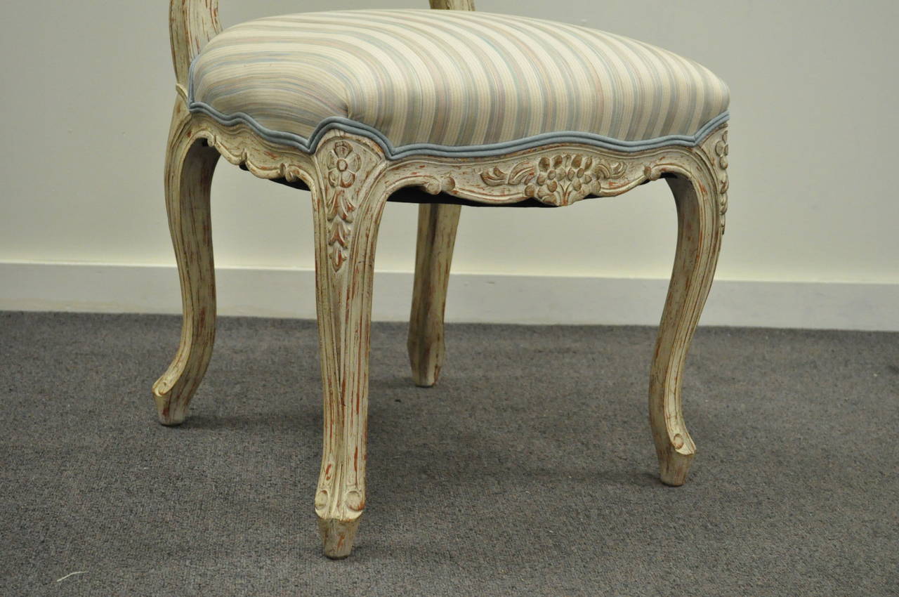 4 Carved Swedish Rococo or French Louis XV Style Painted Dining Chairs In Excellent Condition For Sale In Philadelphia, PA