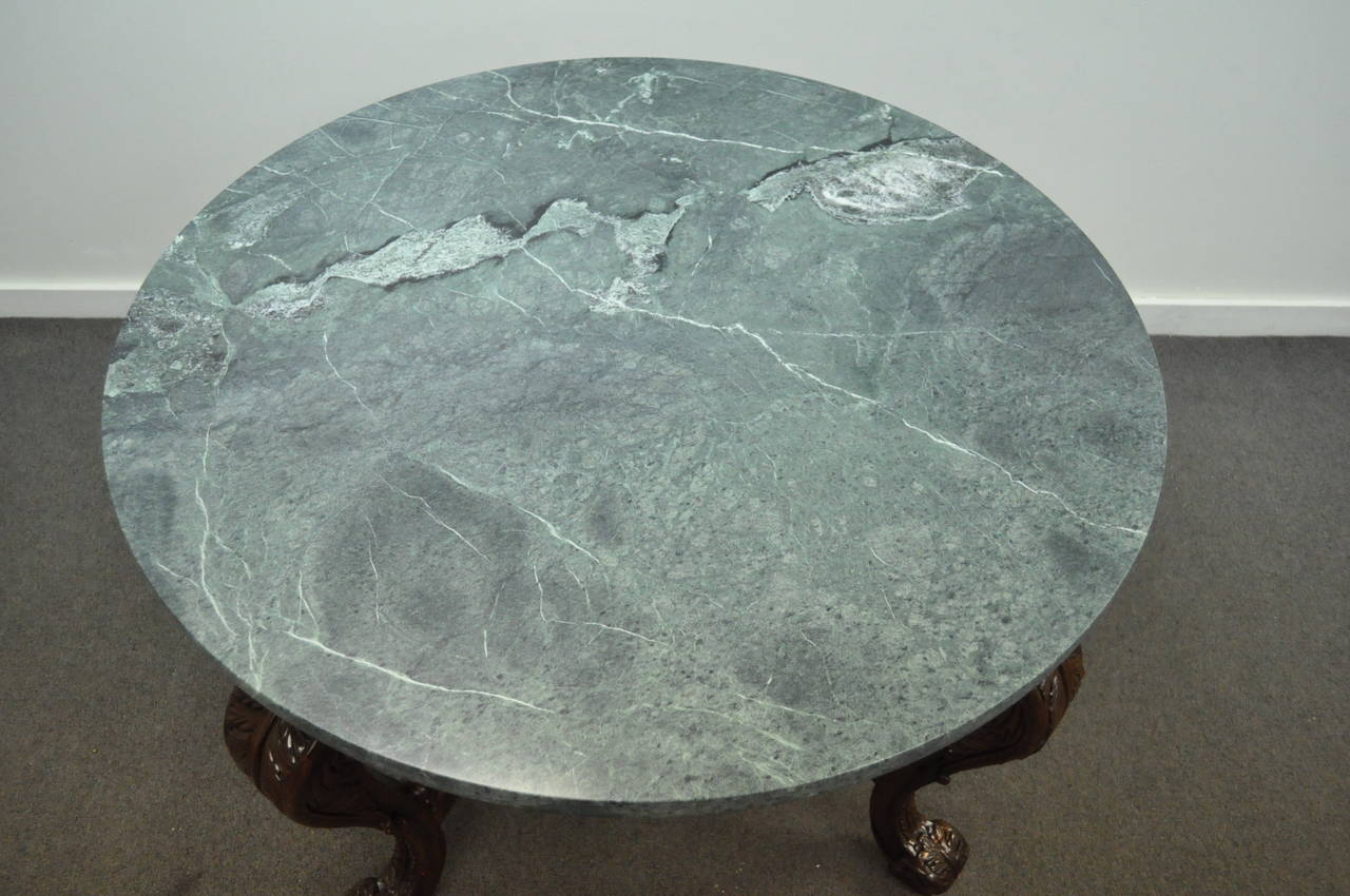 20ième siècle Table centrale ronde de style Louis XV en acajou sculpté et plateau en marbre vert en vente