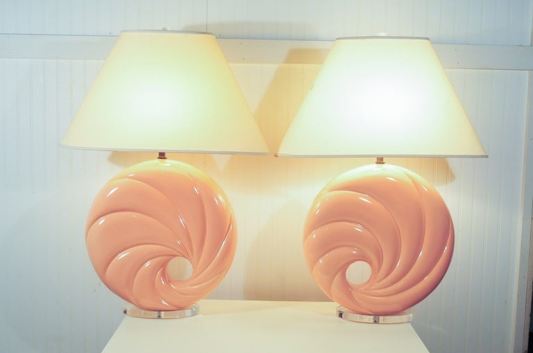 Hollywood Regency 1980s Pink Swirl Shell Form Ceramic & Lucite Round Table Lamps 2