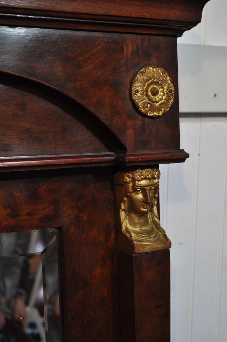 20ième siècle Grand miroir figuratif de style Empire Regency français en bronze, bronze doré et ronce de bois