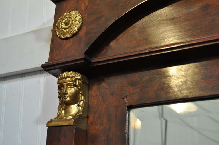 Grand miroir figuratif de style Empire Regency français en bronze, bronze doré et ronce de bois 2