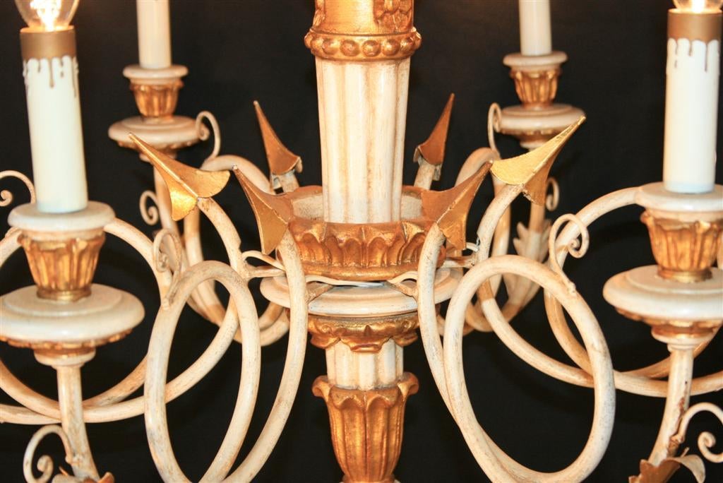 Geschnitzter italienischer Kronleuchter aus vergoldetem Holz im neoklassischen Stil der 1950er Jahre mit goldenen und weißen Pfeilen im Zustand „Hervorragend“ im Angebot in Philadelphia, PA