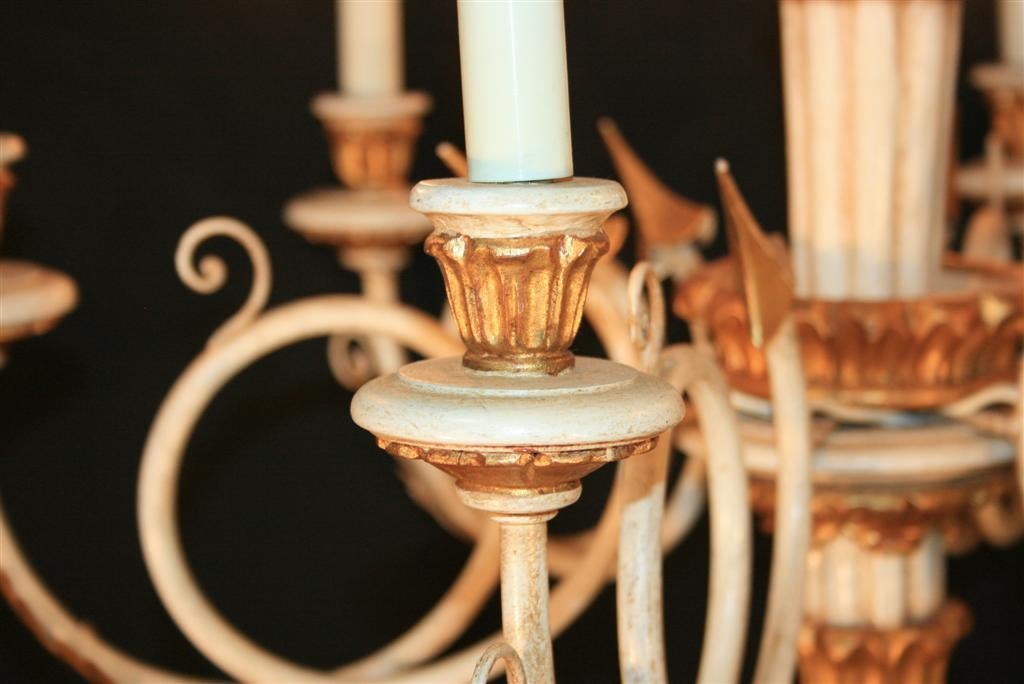 Geschnitzter italienischer Kronleuchter aus vergoldetem Holz im neoklassischen Stil der 1950er Jahre mit goldenen und weißen Pfeilen im Angebot 1