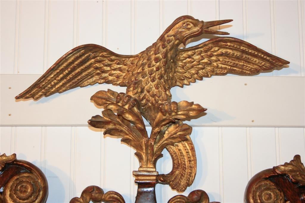 Doré Grand miroir canard ovale de style fédéral américain de 152,4 cm en acajou et bois doré en vente