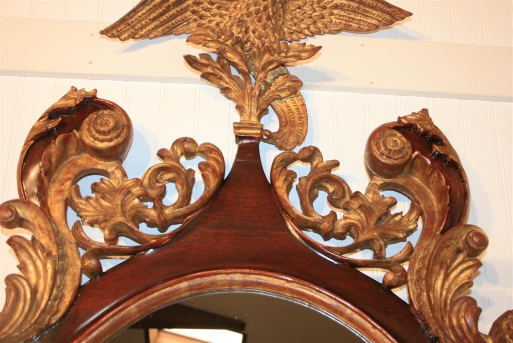 Grand miroir canard ovale de style fédéral américain de 152,4 cm en acajou et bois doré Bon état - En vente à Philadelphia, PA
