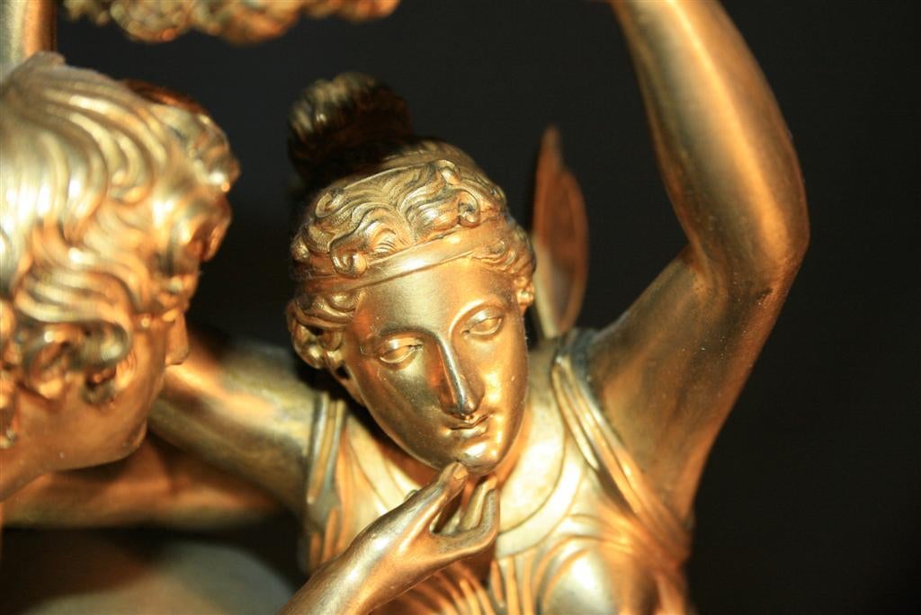 Pendule de cheminée Empire français du 19e siècle en bronze doré représentant Amour et Psyché en vente 2