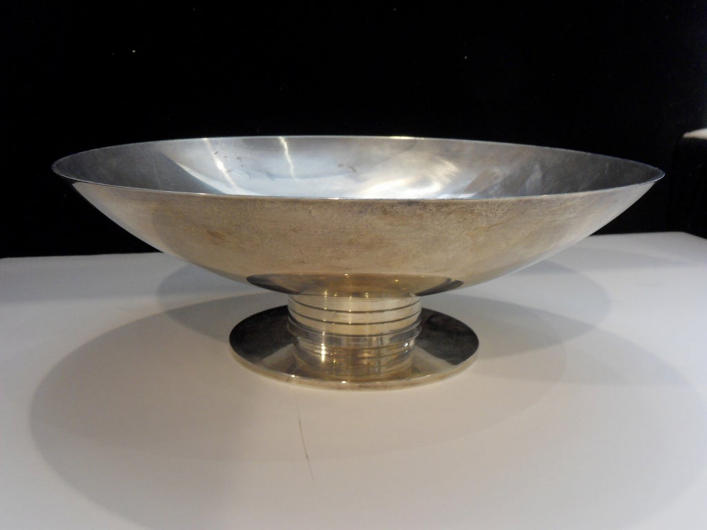 Tiffany  solid Silver Sterling Centerpiece Bowl, C 1951 also called 'modern'
Inspired by the modern movement, Tiffany's silversmiths made some spectacular silver during the 1950's which was totally unadorned; relying on its form to create an object