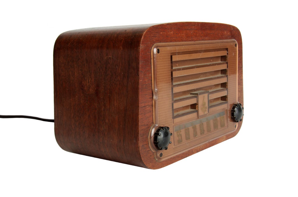 Une belle conception de radio par le bureau Eames.  Modèle 578A.
Boîtier en placage d'acajou avec cadran et cadrans en plastique.