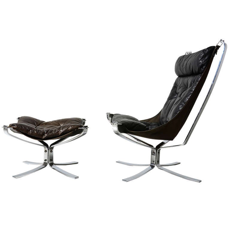 A beautiful and rare pair of high-backed Sigurd Resell Falcon lounge chairs for Vante Mobler. Incredible original condition for their age .
Beautiful wear and patina on the leather as well as the chrome solid steel frame.
Incredibly comfortable
