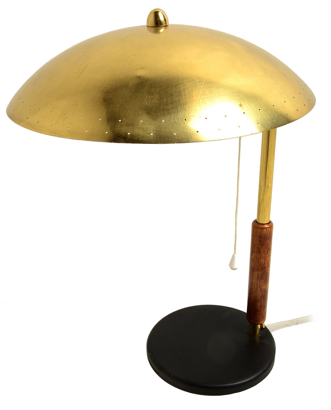 A sophisticated little table lamp by Paavo Tynell for Taito Oy, circa 1950.
A terrific example of Tynell's classic brass shaded works.