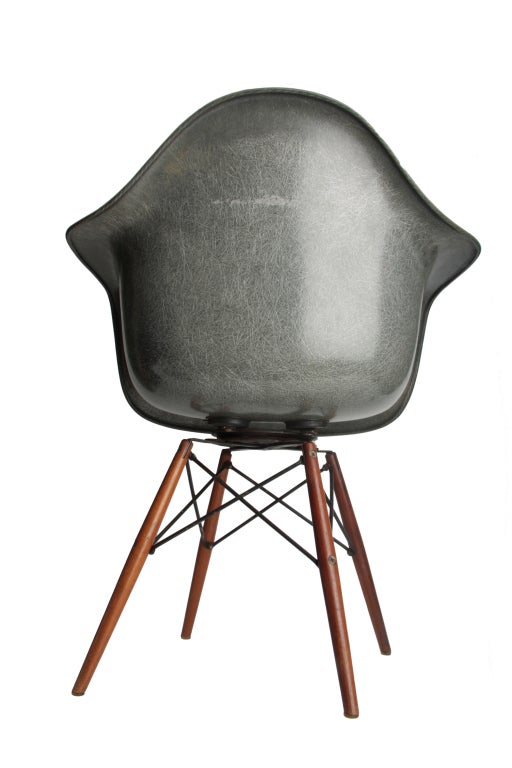 A first production swivel dowel armchair by Charles Eames for Herman Miller/Zenith.
This example has an unusual cross stretcher which attaches to the underside of the swivel mechanism that is only seen on versions from the very first few months of