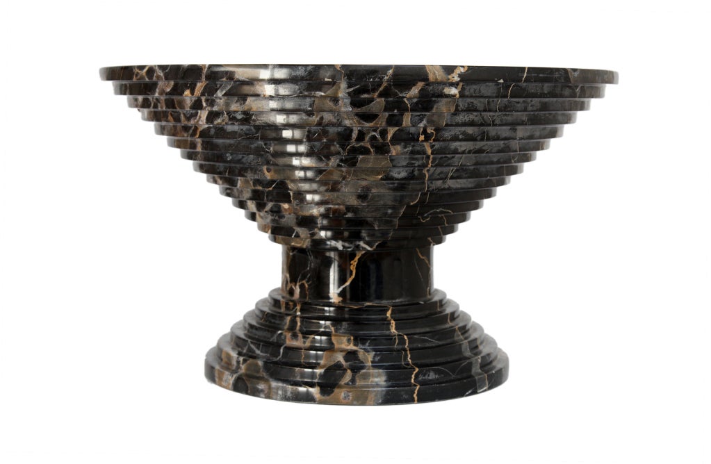 Eine sehr seltene und bedeutende Portofrutta-Vase aus Marmor.
Sehr architektonisch geformt.

 Hinweis: Dieser Artikel befindet sich in New York und kann dort abgeholt oder geliefert werden.