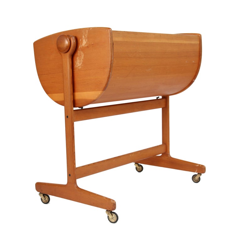 A rocking bassinet designed by Nanna Ditzel executed in oregon pine.
An exceptional design icon.

Note: This item is located in New York for pick up or delivery.