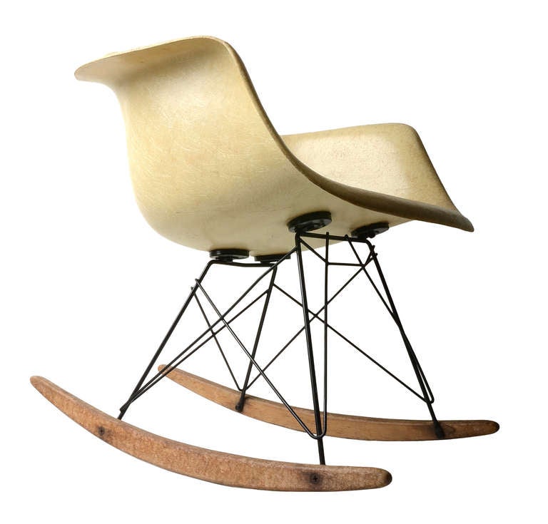 A nice early second generation Eames rocker.
This example has the trademark large rubber shock mounts and a thick fibreglass seat.  Ending on steel wire and solid birch runners.