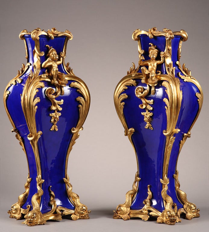 A pair of Louis XV style vases, in blue porcelain of China and gilted bronze. In baluster shape, this vases ending by four dolphins. Each angle is decorated with acanthus leaves, joining the center and where are sitting monkeys.
The phenomenon of