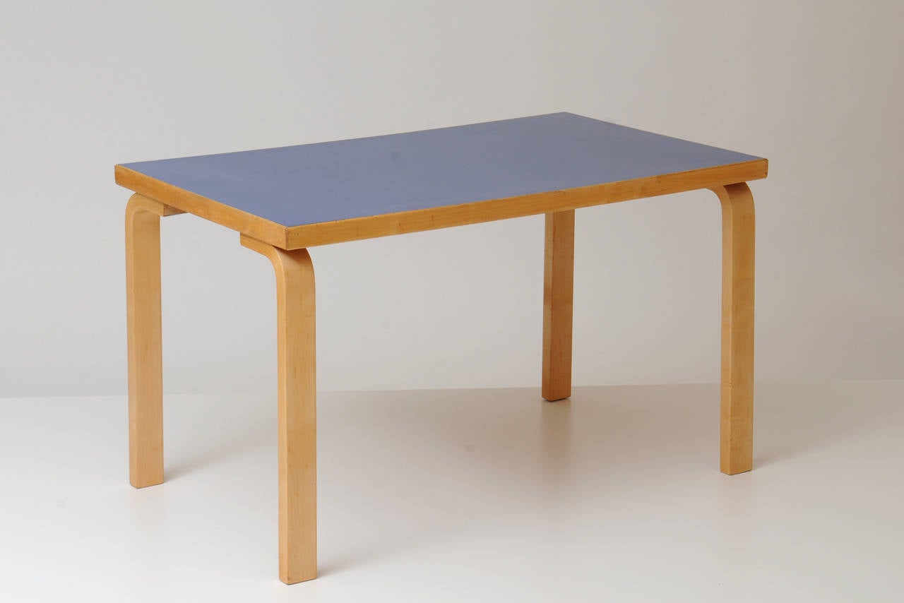 Low table or kid desk with blue formica top.
Mint condition.