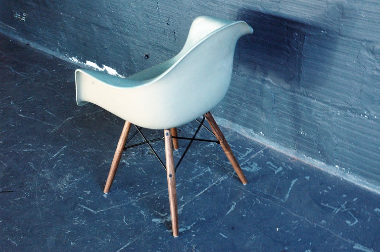 Mid-Century Modern Charles and Ray Eames for Herman Miller Fiberglass DAW Dowel-leg Armchair For Sale
