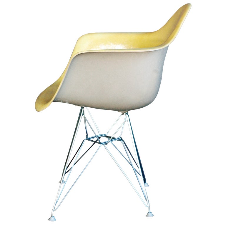 20th Century Charles and Ray Eames for Herman Miller Fiberglass DAW Dowel-leg Armchair For Sale