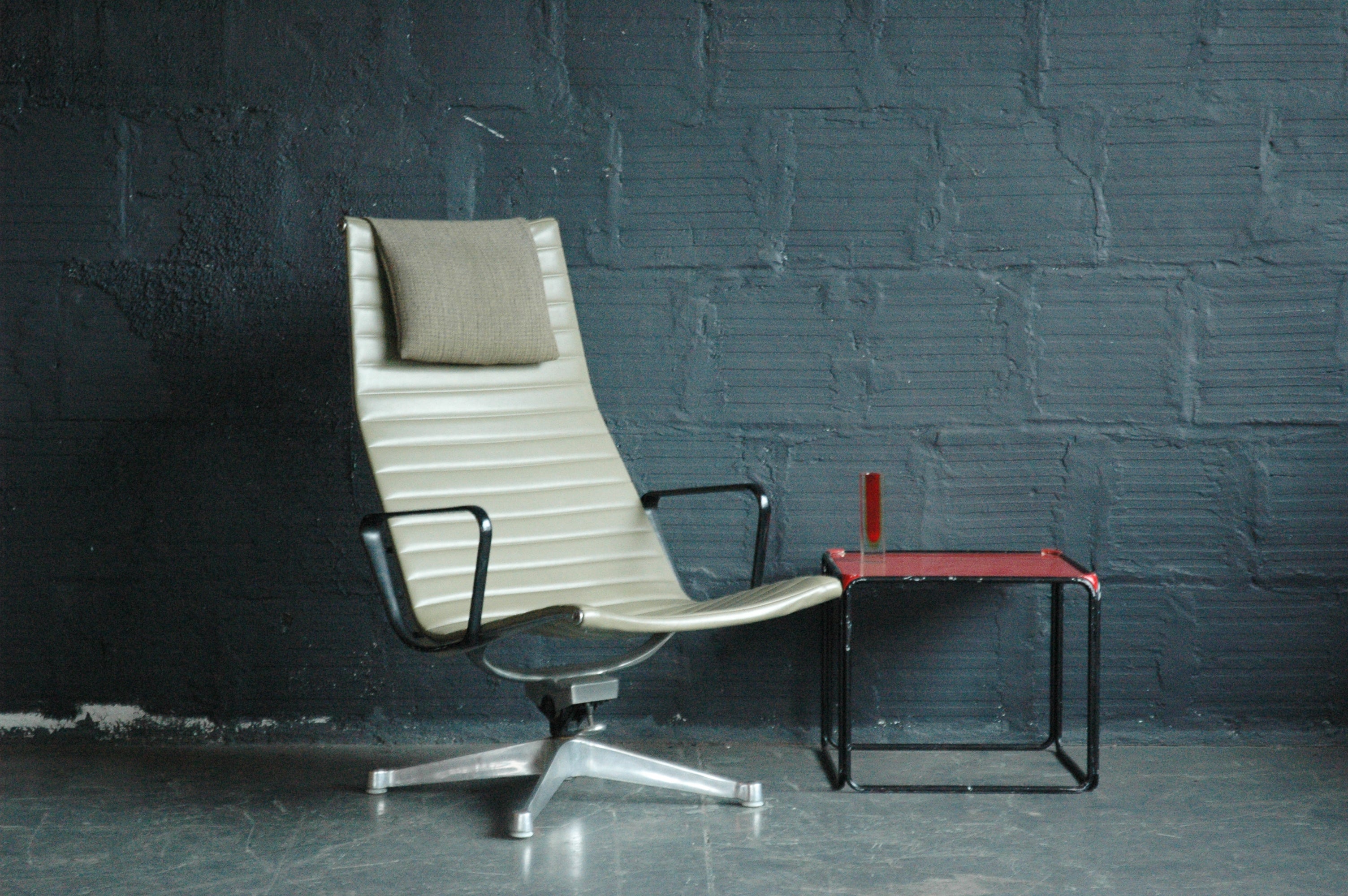 Charles and Ray Eames for Herman Miller Aluminum Group Lounge Chair For Sale