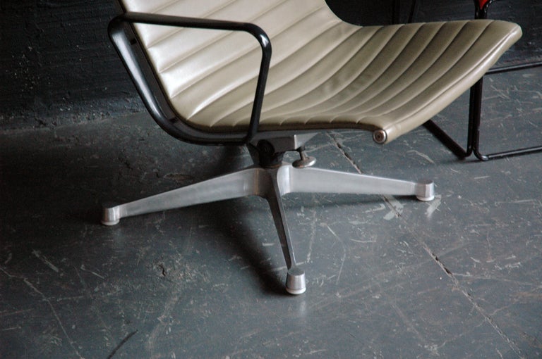 This classic Eames executive leisure chair is an iconic piece of American Modern design. Early production version with embossed Herman Miller stamp and fabric headrest.