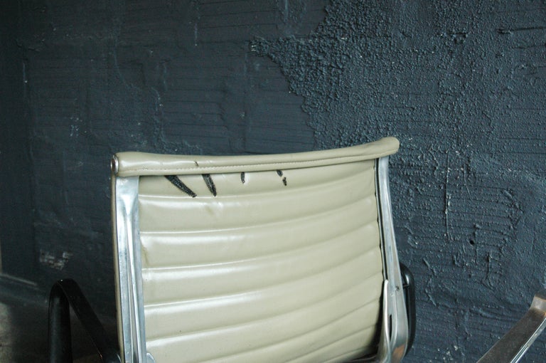 Charles and Ray Eames for Herman Miller Aluminum Group Lounge Chair In Good Condition For Sale In Portland, OR