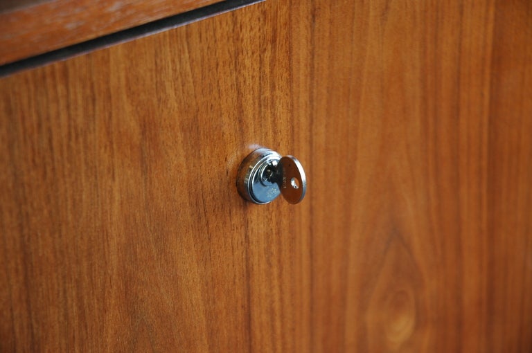 Florence Knoll Walnut 540 Credenza with Leather Door Pulls In Excellent Condition For Sale In Portland, OR