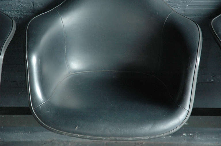 Charles and Ray Eames for Herman Miller Fiberglass Tandem Seating In Distressed Condition For Sale In Portland, OR