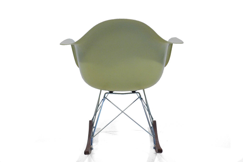 Charles and Ray Eames for Herman Miller Fiberglass RAR Chair In Excellent Condition For Sale In Portland, OR