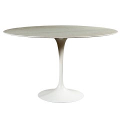 Eero Saarinen. Dining room table Tulip model