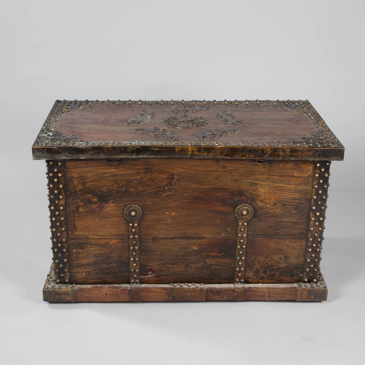 Handsome traveling trunk in natural wood and nailed wrought-iron hinges, with inlaid stylized bat decoration, handles shaped as cow horns. 

India, 20th century. In the taste of the Chinese production from the 18th Century.

Height: 64