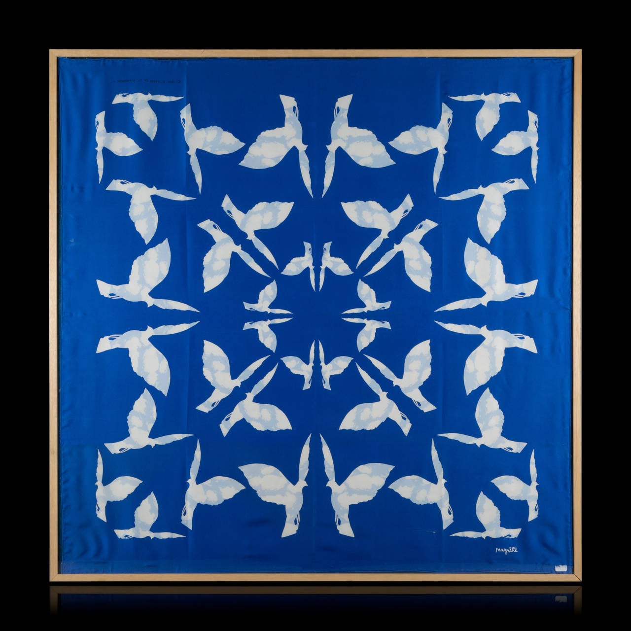 After René Magritte (1898-1967) 

Silk scarf with birds motif against a blue ground. Flammarion 4 and Adagp Edition. Production of 1,000.

Height: 98 cm (38-1/2 in.) - Width: 98 cm (38-1/2 in.)
Frame: 102 x 102 cm (40 x 40 in.)

Condition