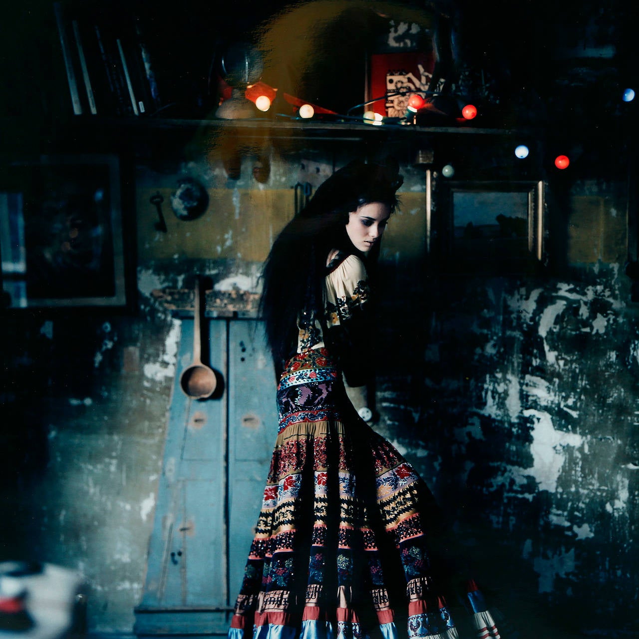 Cathleen Naundorf (geb. en 1968)

Die Bohème, Haute Couture Jean-Paul Gaultier, Collection Winter 2005.

Gelatinesilberdruck.
Datiert 01/08/2009, verso mit Filzstift signiert und vermerkt: 