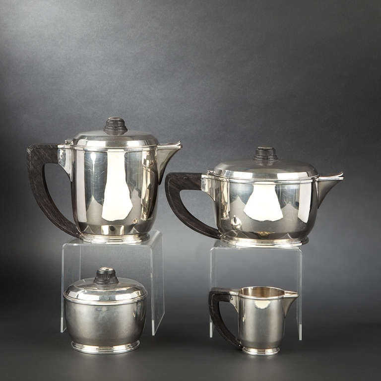 Jean-Emile PUIFORCAT (1897-1945)
Plain silver tea coffee service comprising one teapot, one coffee pot, one covered sugar bowl and one milk jug. Each item atop one small receptacle. Ebony handles and finials.
Maker’s mark, Minerva hallmark
Each