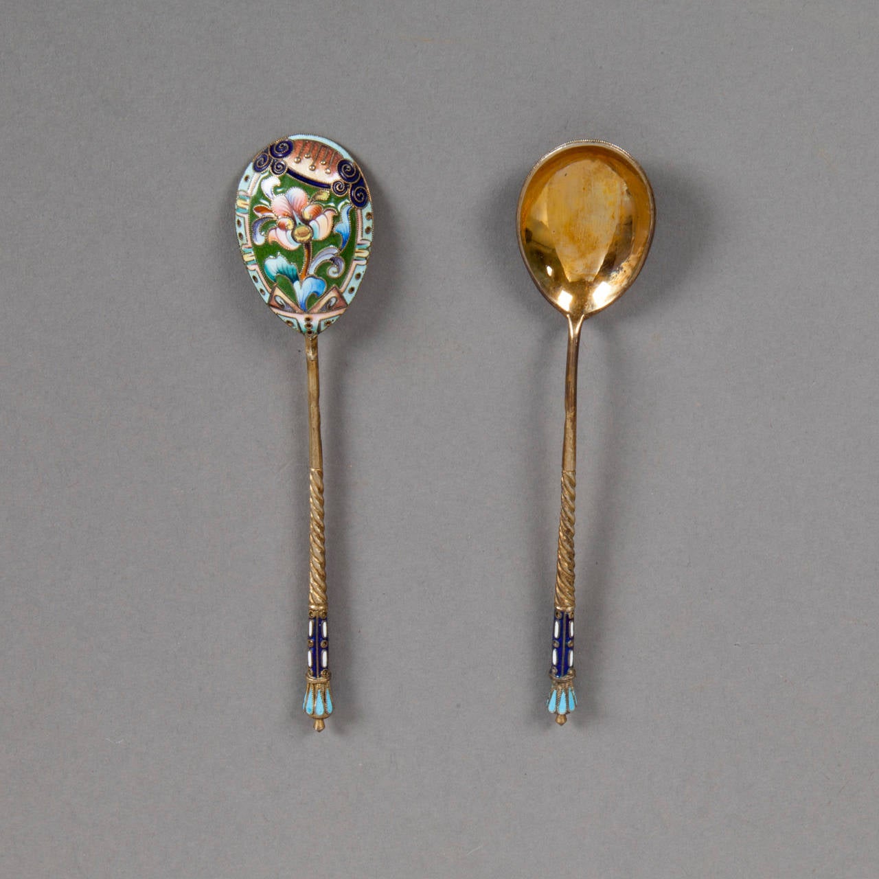 Twelve Silver-Gilt and Polychrome Cloisonné Enamel Tea Spoons, Moscow In Good Condition In Paris, FR