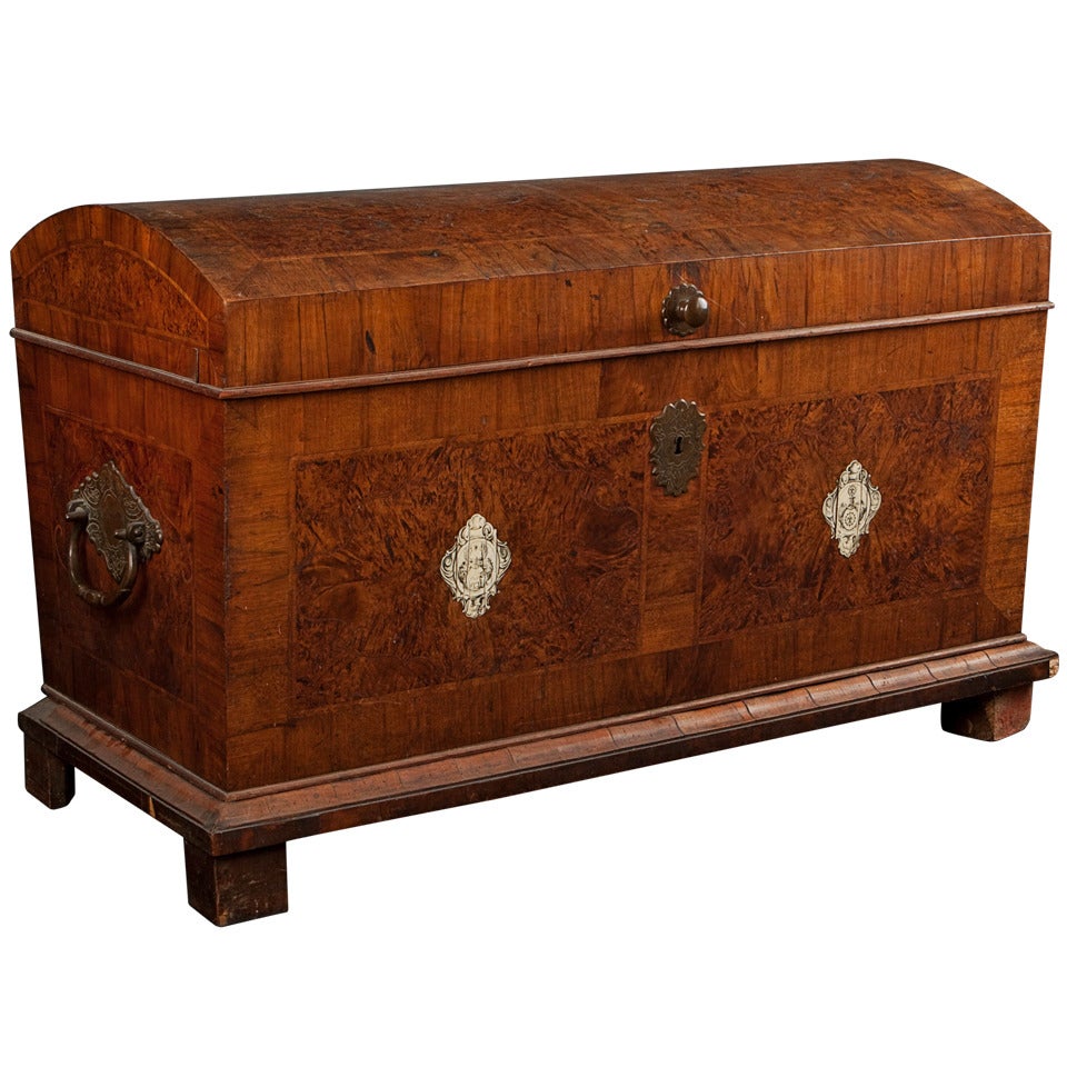Coffer With Lid Of Burr-walnut Veneering. Germany, 17th Century.