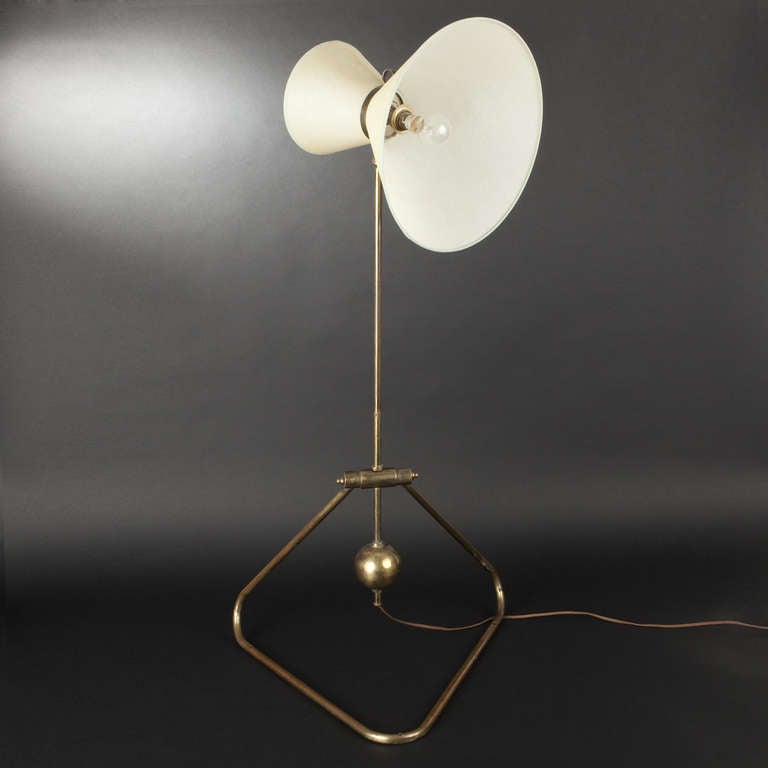 Robert MATHIEU, edition R. Mathieu

Rare short floor lamp or wall light with balance. Tubular folded brass structure. Long stem held by base via hinge and terminating with a ball functioning as counter-weights. Double coned shade encircled with