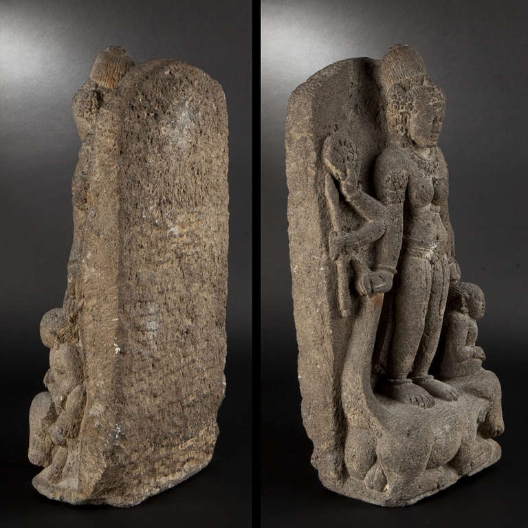 Stele of Durga Mahishasuramardini, Indonesia, 13th to 14th Century In Good Condition For Sale In Paris, FR