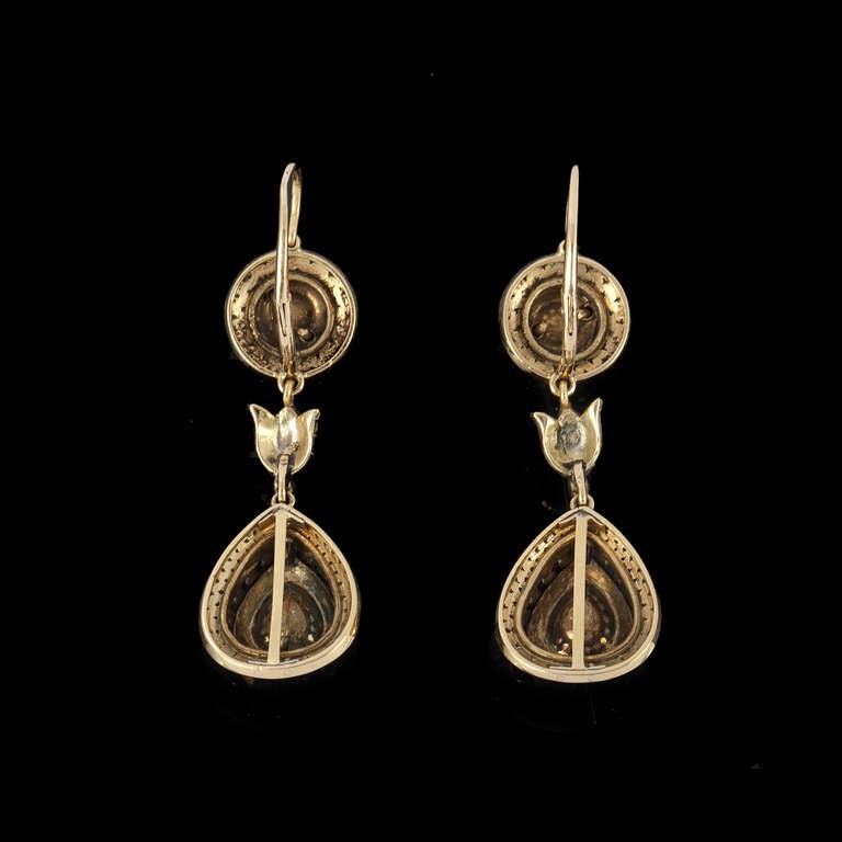 Pair of Gold and Diamond Pendant Earrings In Good Condition For Sale In Paris, FR