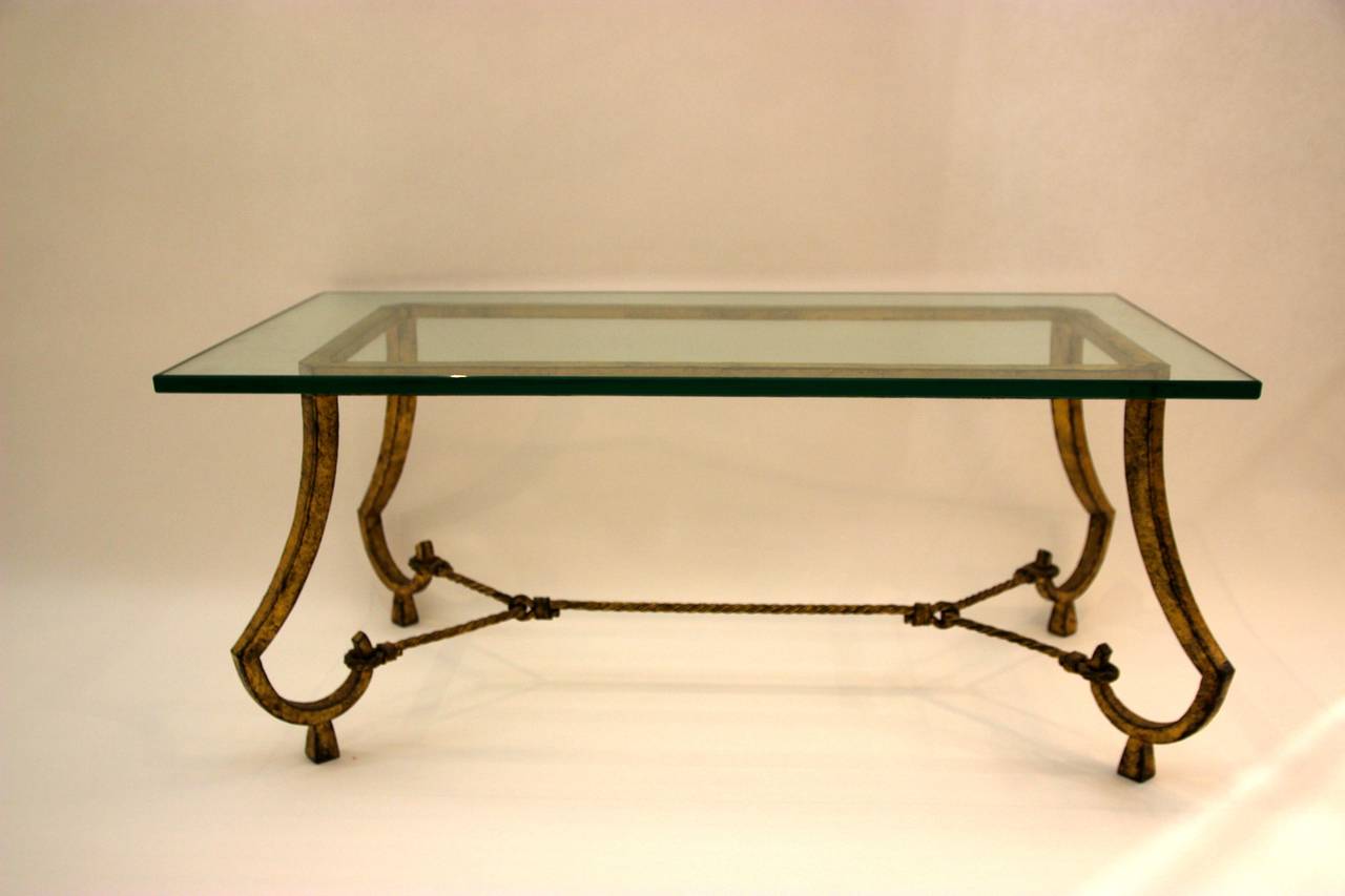 Coffee table by Maison Ramsey,
Gilded iron,
France, circa 1960.
Height: 38 cm, length: 90 cm, width: 40 cm,
Glass thickness: 1.5 cm.