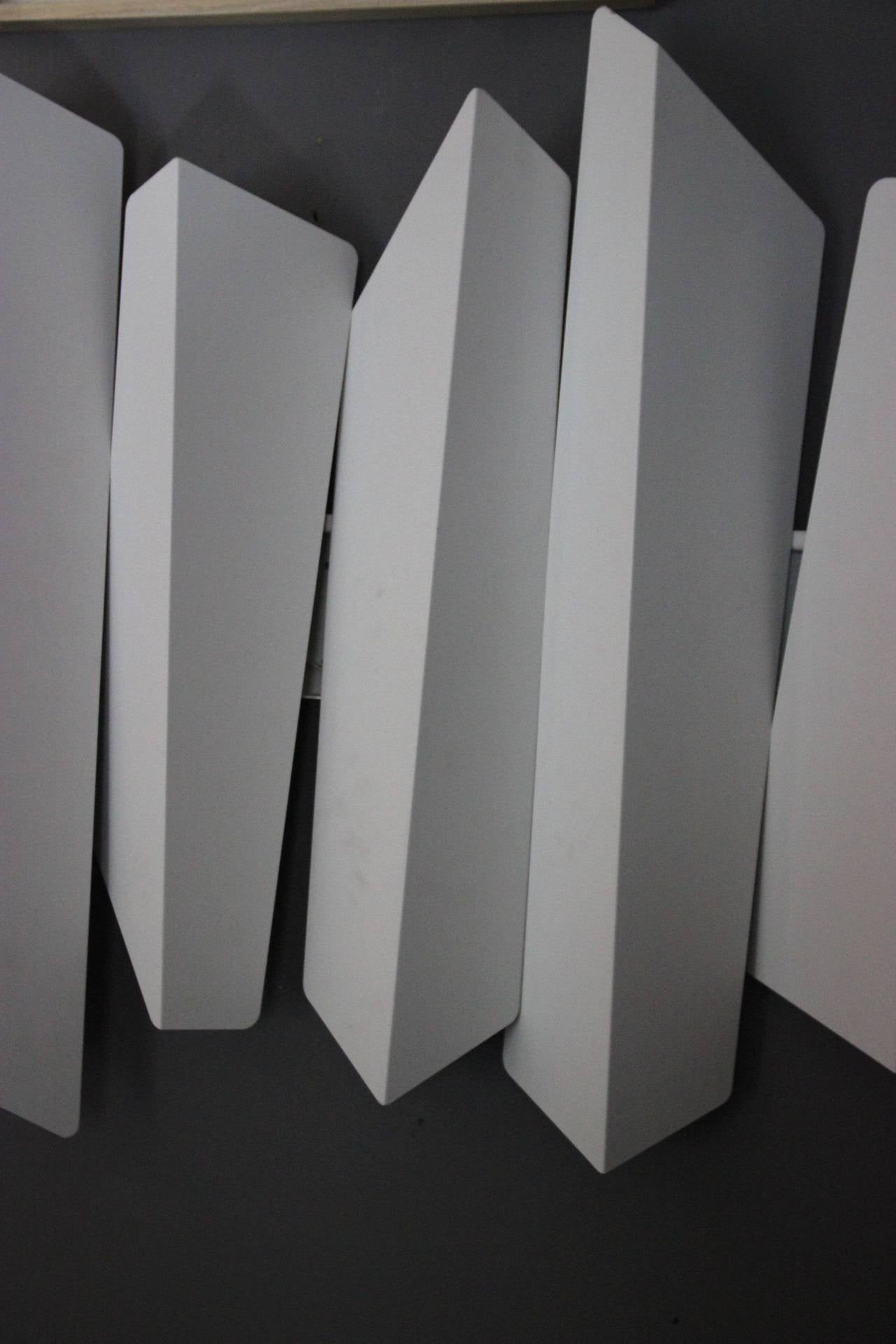 Mario Torregiani, Large illuminated wall-mounted sculpture
White lacquered steel, 
Formed of 10 elements, 
circa 1990, Italy.

Measures: width 190 cm, height 89 cm.