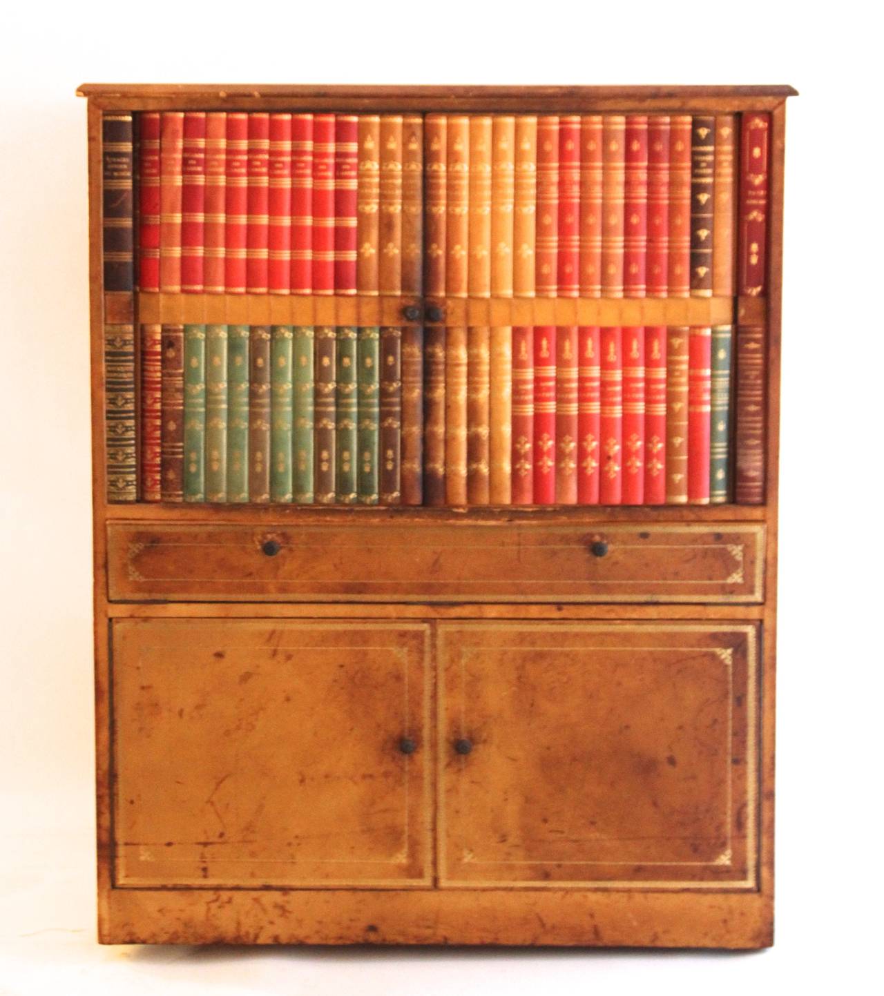 Decor furniture books Buffet,
Wooden structure covered with tawny leather books,
Circa 1970, France.
Height: 127 cm, width 67 cm,
depth: 67 cm, length: 99 cm.
