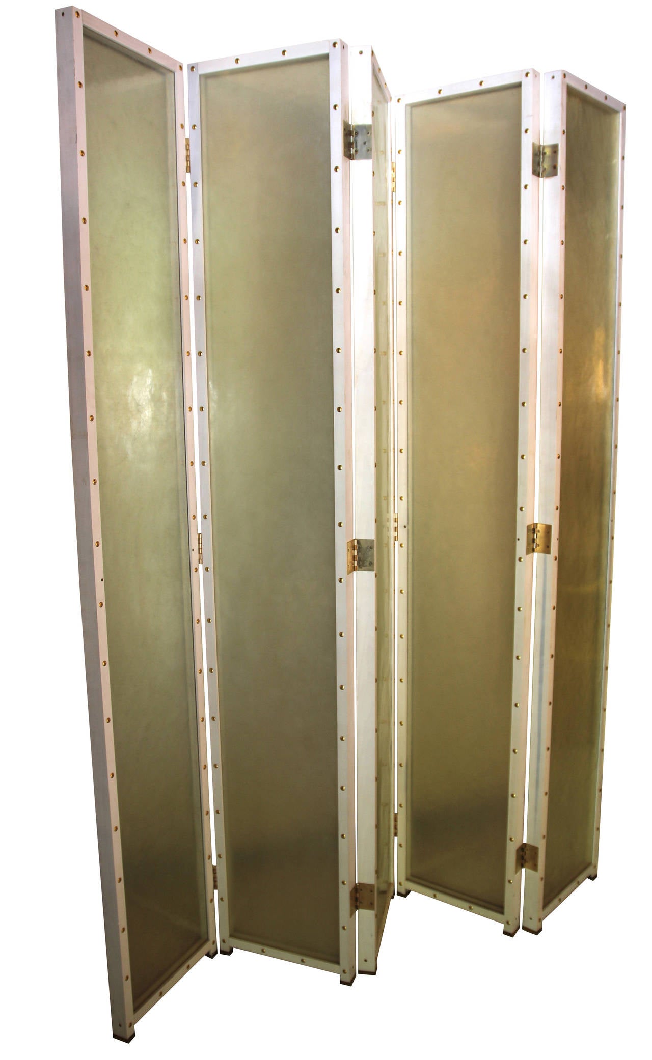 Screen with five leaves, lacquered wooden frame,
Formed inside double mica sheet,
Gold-plated brass,
Shop from Chanel, Cannes, France,
circa 1980.

Measures: Height 2.10m, length 35 cm x 5 items, total length 175 cm,
thickness of each element: 4 cm.