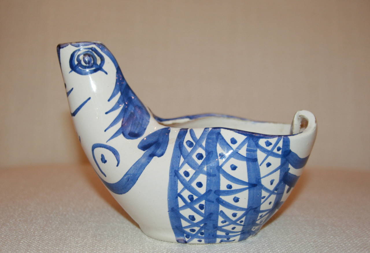 Sujet Poule, stamped and marked edition Picasso and Madoura.
Edition Picasso.
Partially glazed ceramic.
Measures: Height 13 cm.

Biography: Similar model page 133, N°250, Alain Ramie, Picasso, Madoura:
Sujet Poule,
1954.
Pièce de forme