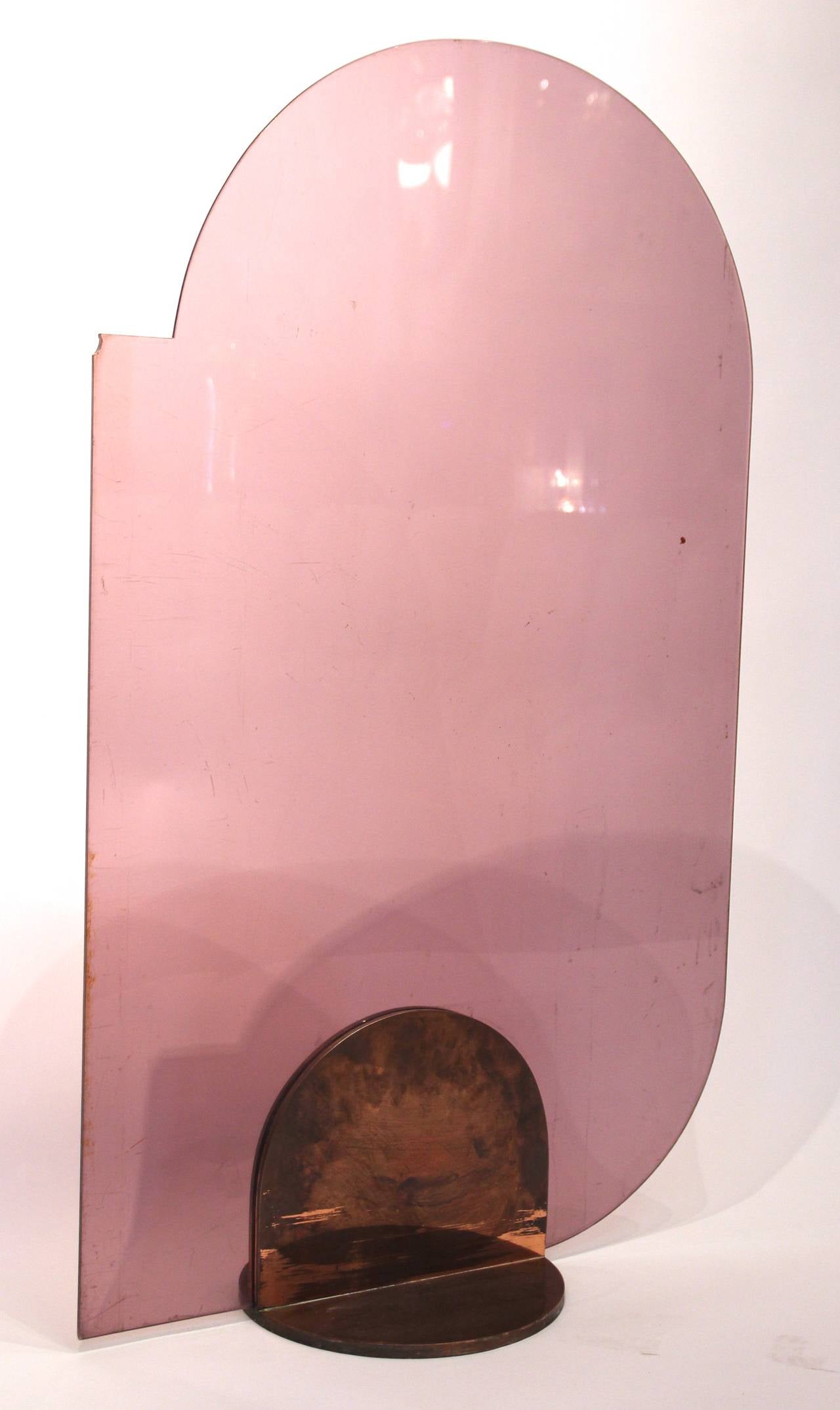Set of four screens,
pink smoked plexi and foot bronze,
France, circa 1970.
Accidents and lack.
Measures: Height 130 cm, width 78 cm, depth 33 cm.
