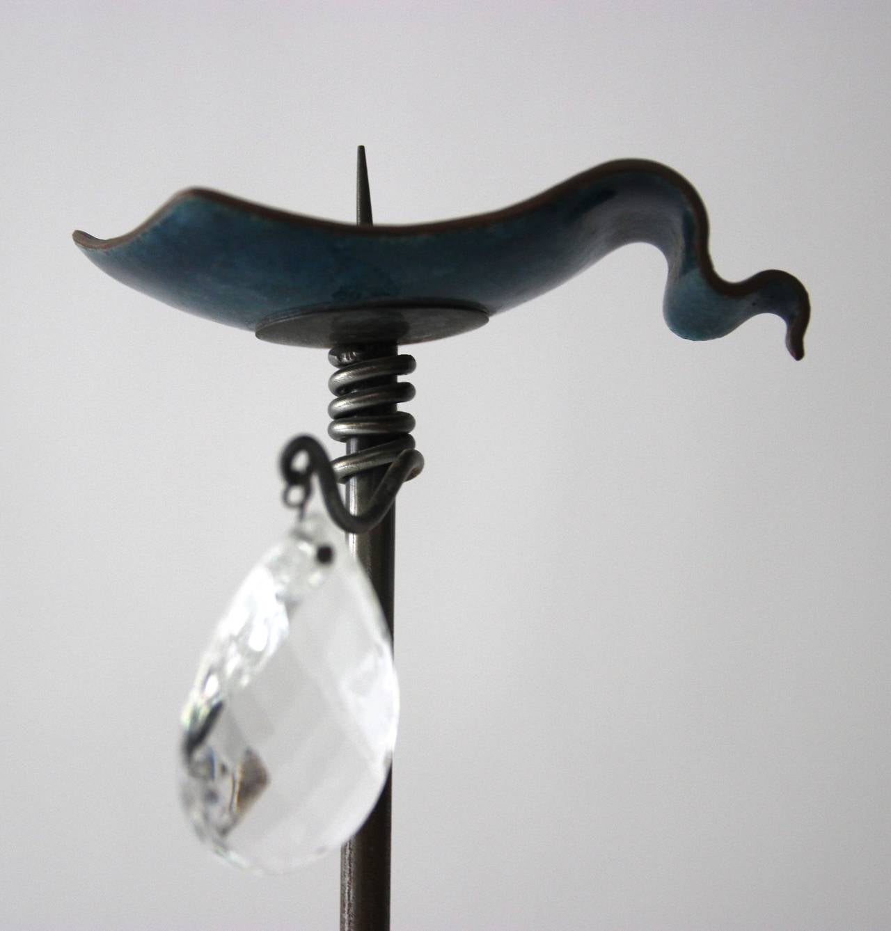 Toni Cordero, chandeliers,
métal et cuivre émaillé, socle en pierre.
Studio de production Del Campo, vers 1980, Italie.
Hauteur : 77 cm, diamètre : 10 cm.