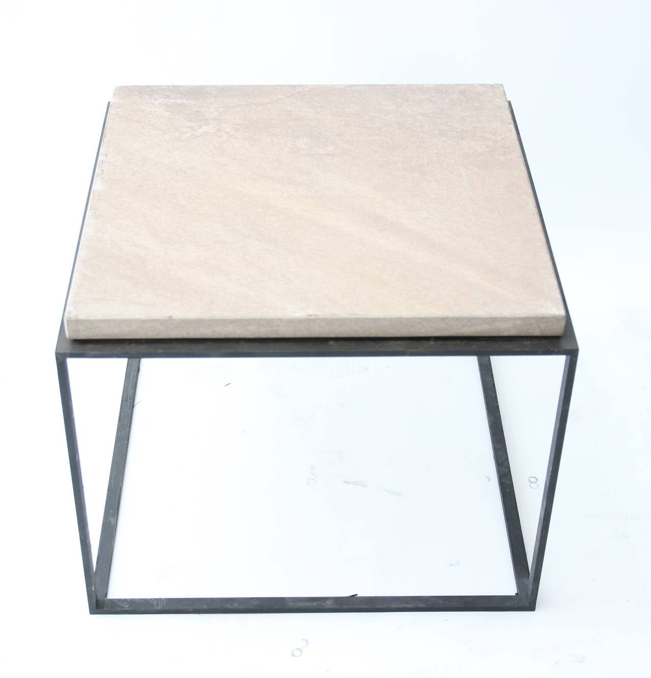 Ensemble de quatre tables basses dans le style de Paul Dupré-Lafon,
base en fer et plateau en granit,
France, vers 1980.
Provenance : Jardin de la cour Terrasses du 