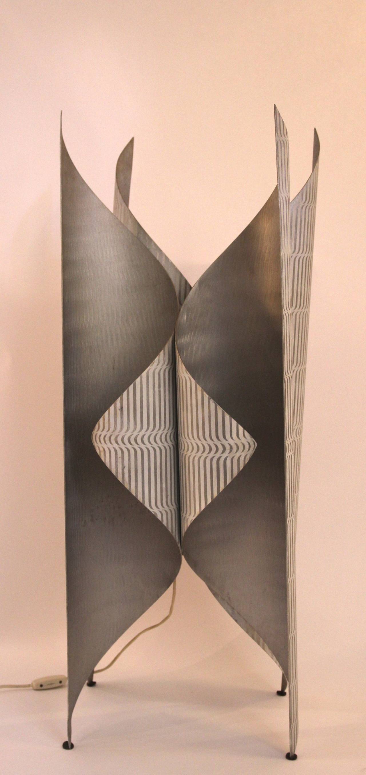 Lorenzo Burchiellaro,
floor lamp curved and lacquered aluminum.
Production workshop Burchiellaro, circa 1970, Italy.
Height: 99 cm, diameter: 36 cm.